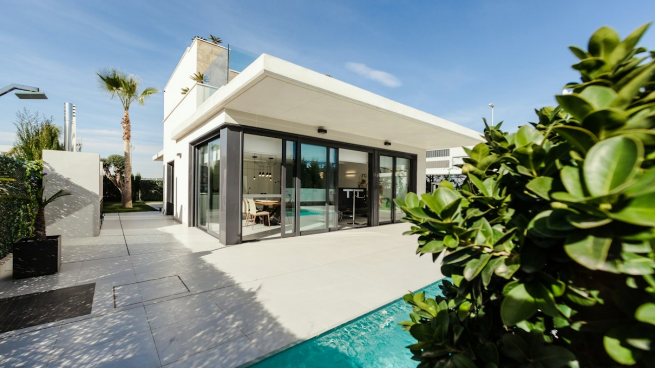 Contemporary luxury Australian residential property in suburban Brisbane